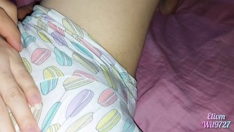 女主人为她性感的年轻...