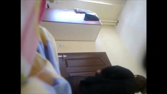 大天然乳房在土耳其隐藏摄像头视频中展示