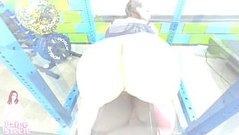 棕色女性与伴侣享受强...