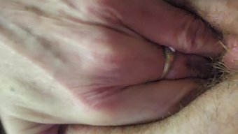成熟的女人在工作场所...