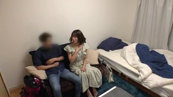 热辣的亚洲女孩从后面...