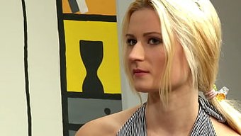 真正的娴静金发女郎参...