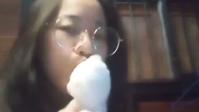 业余亚洲女士在家里沉迷于独自玩耍