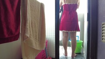 亚洲女孩深喉和洗衣服...
