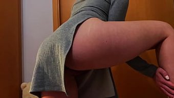 继女和她的男朋友在看...