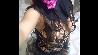 一个穿着内衣和女巫帽...