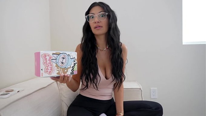 Cami Strella的自闭症继妹先是秀出她的鸡巴和翘臀,接着就狠狠地操了起来。