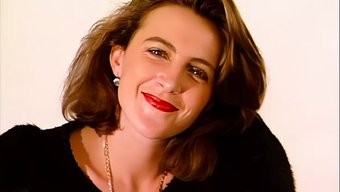 少女金发和棕发女郎在...