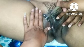 用剃光的阴部玩弄乳头和自慰