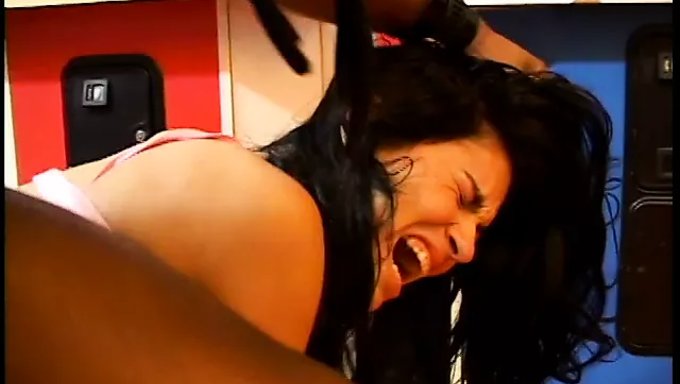 与拉丁妓女的跨种族性爱以混乱的肛交奶油馅饼结束
