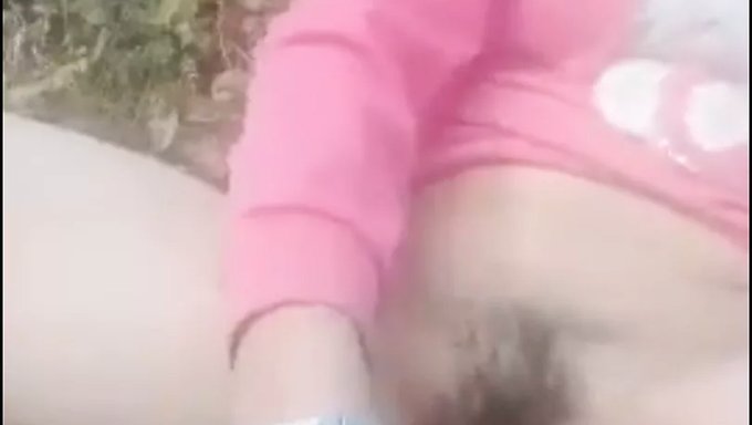 尼泊尔少女在独奏视频中用手指和喷射