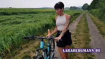 熟女自制的公共自行车...