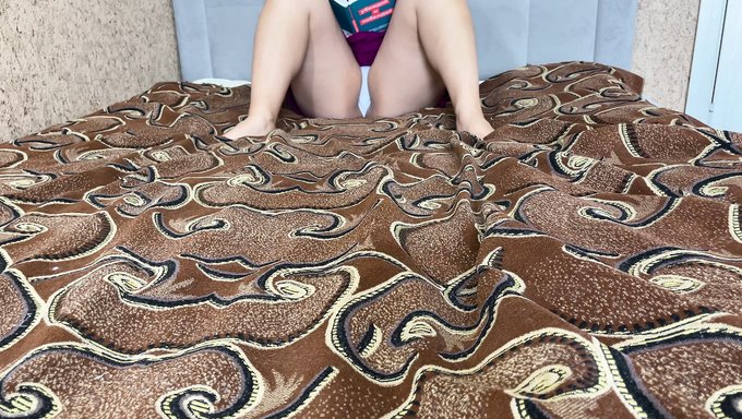 成熟的女人沉迷于隐藏摄像头的足部恋足癖