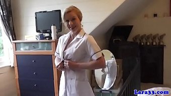成熟的英国女人在口交...
