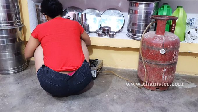 青少年女友在乡村环境中被男友操的近距离镜头