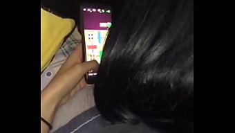 年轻夫妇在房间里享受...