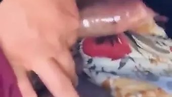 变性人与白人男子进行...