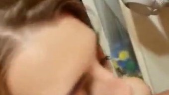 少女第一次给年长的男人口交