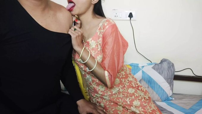 大自然的胸部和紧致的阴道带来令人满意的射精