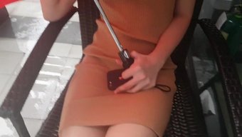 少女大学生在宿舍房间里自慰