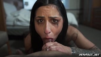 与喷射的拉丁裔妻子粗...