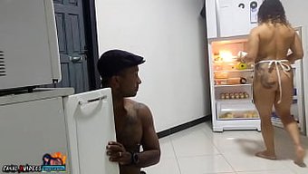 大奶金发女郎与黑人三...