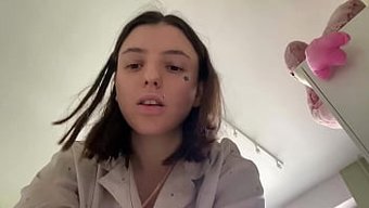 妈妈的小男孩被惊喜唤醒