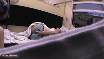 隐藏的摄像头捕捉到一...