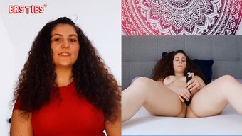 深色头发的美女享受高...