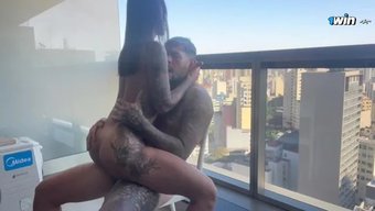 穿着高跟鞋的拉丁美女...