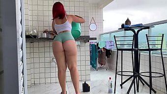 新来的女仆以她丰满的...