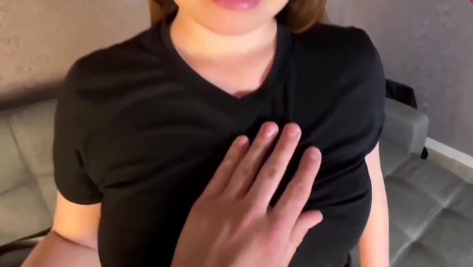 热辣的自制视频,自然美人给了很棒的口交,像专家一样骑乘。