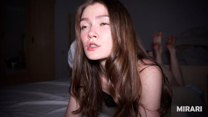 俄罗斯女孩的阴道被性玩具和阴茎填满