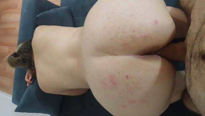 观看这个淫荡的妻子被她的情人操