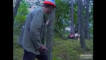 一个性感的棕发女郎在...