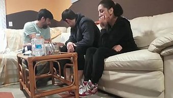 跨种族夫妇一起享受激...