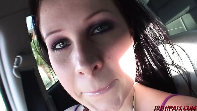 Gianna Michaels享受面包车之旅,在口交后被操