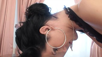 欧洲女佣享受口交和舔屁股