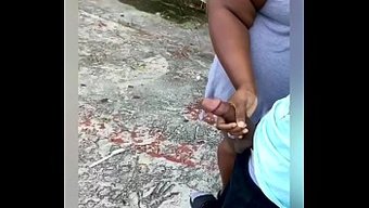 大屁股少女被抓到和她...
