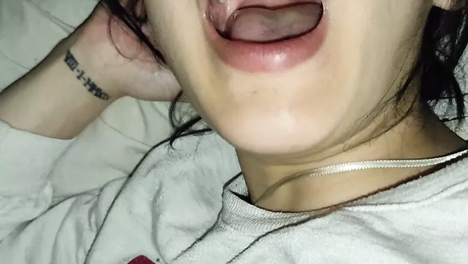 自然胸部的西班牙少女骑着大鸡巴并被内射