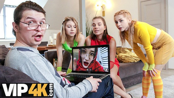 两个少女和两个成熟的女同性恋在热辣的三人行中