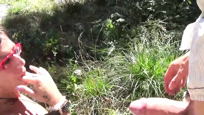 户外紧致而激烈的性爱
