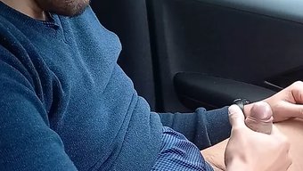 18岁的男孩从他的瑜...