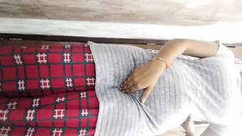 业余少女在印度家中享受洗澡