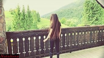 少女继妹从继兄那里得...