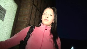 独自一人在卧室里,一...