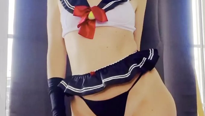 拉丁裔继妹在业余视频中展示她的大奶子和阴道