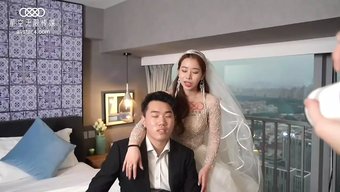 一个穿着诱人婚纱的新...