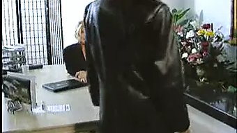 在高清视频中吃和手指...