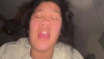多毛的亚洲熟女在特写...